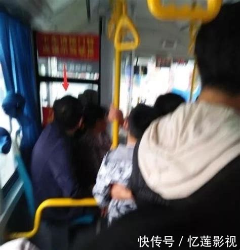 公交车上的未给老人让座的高中生高清图片下载-正版图片502045241-摄图网