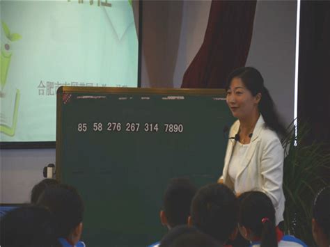 老师在教室里上数学课。素材-高清图片-摄影照片-寻图免费打包下载