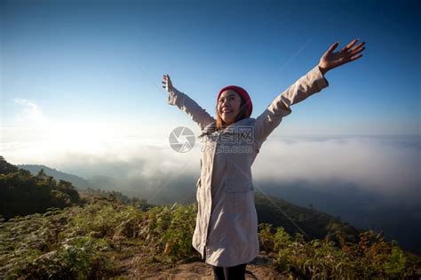 亚洲人女士站在悬崖边的年轻女子俯视山上雾泰国户外高清图片下载-正版图片307896056-摄图网
