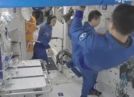 回顾我国女航天员王亚平太空授课，水滴在太空中原来是这样的！