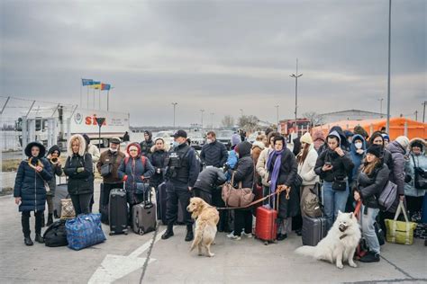 近70万人已逃离乌克兰，联合国难民署警告“本世纪欧洲最大难民危机”__财经头条