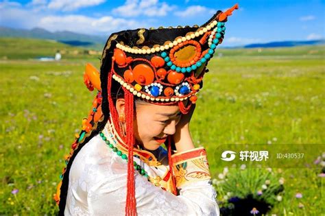 果洛州甘德縣的馬背藏戲《賽馬稱王》，這是藏戲中最著名的劇目之一。-三江源地区文化-图片