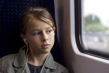 对坐在电车上的有耳机的女孩进行监视高清图片下载-正版图片321248960-摄图网