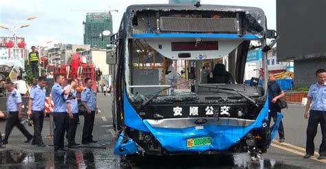贵州安顺公交车坠入水库，救援队：事发地水深约10米_凤凰网