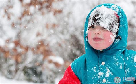 描写孩子玩雪的语句感慨 孩子看到雪高兴的心情说说 _八宝网