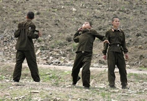 组图：实拍中朝边境朝鲜士兵执勤 -新华时政-新华网