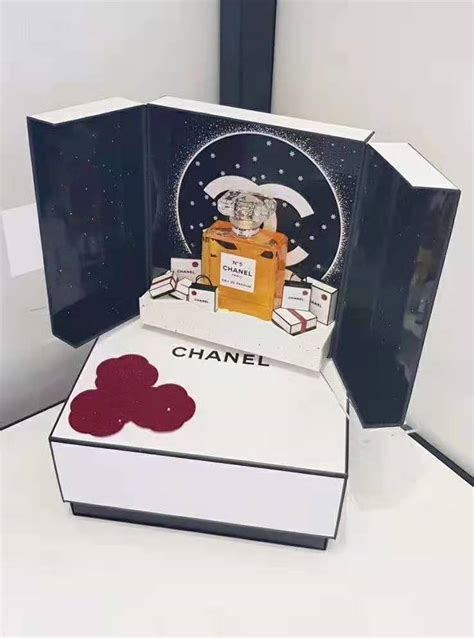 圣诞礼物最受瞩目的Chanel香奈儿圣诞限量版香水100ML 礼盒，1350元 - 精挑细选•尽物集