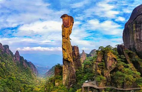 带你去看神奇的世界：像巨蟒抬头的巨石--三清山巨蟒峰石柱 - 必经地旅游网