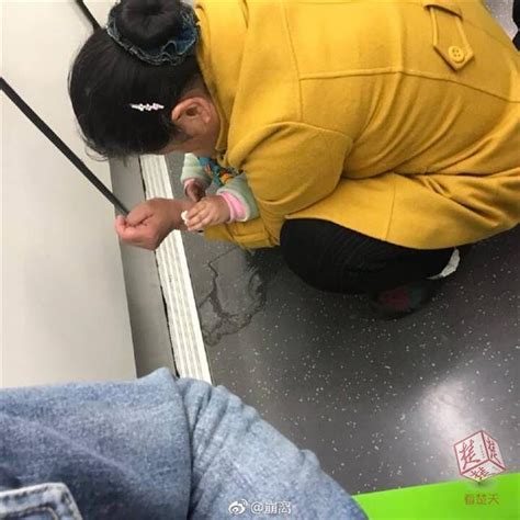 家长抱着女童在地铁车厢内撒尿 还弄脏了他人行李-半岛网