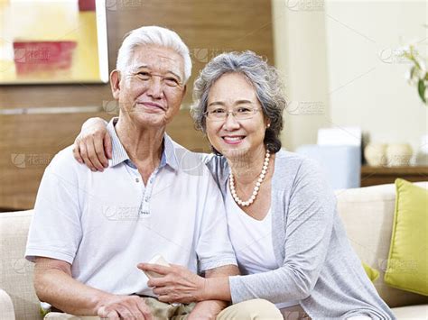 老年人,注视镜头,女人,搂着肩膀,老年伴侣,60到69岁,亚洲人,中国人,衰老过程,婚姻