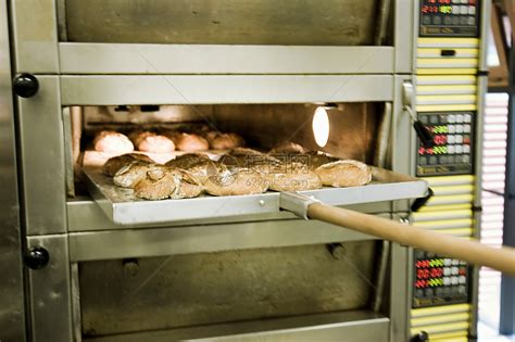 从烤箱里取出的面包高清图片下载-正版图片501442859-摄图网