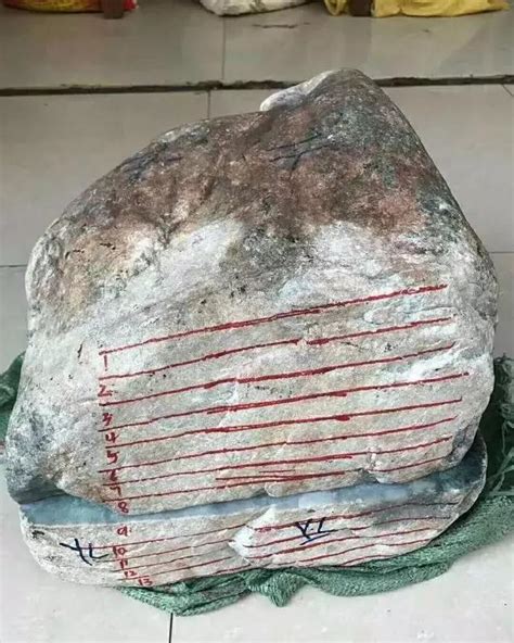 缅甸一块价值几百万的翡翠原石，切了13刀切出上百条翡翠手镯！ - 知乎