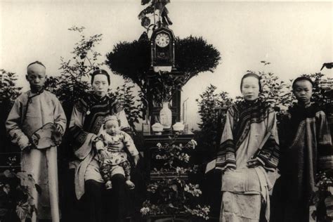 清朝末年的家庭影集，这些权贵锦衣玉食，妻妾成群