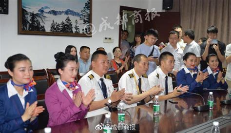 川航3U8633航班机组被授予"中国民航英雄机组"称号_四川在线