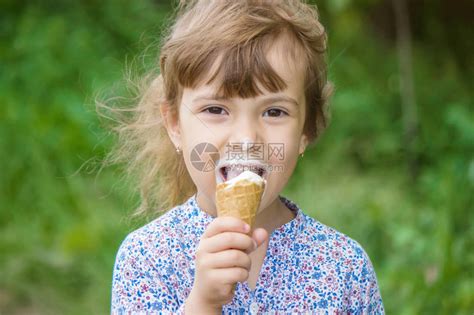 孩子吃冰淇淋高清图片下载-正版图片507576608-摄图网