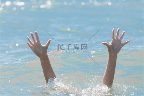 溺水女孩水下的双手，在危险游泳时帮助和紧急救援人员，sos高清摄影大图-千库网