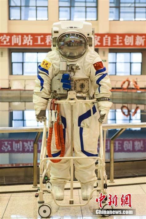 中国空间站“飞天”水下训练服首次亮相-大河网
