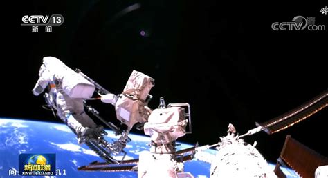 神舟十五号航天员完成首次出舱任务_凤凰网视频_凤凰网