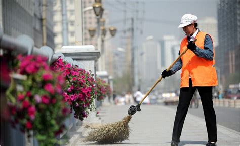 人行道垃圾清扫-施工实景-郑州绿城垃圾清运有限公司