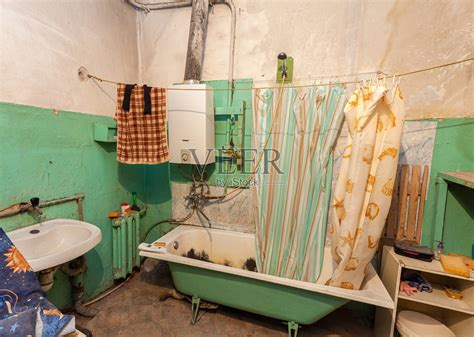 即将拆迁的公寓里又旧又脏的浴室，是难民暂时居住和生存的地方。照片摄影图片_ID:374188563-Veer图库