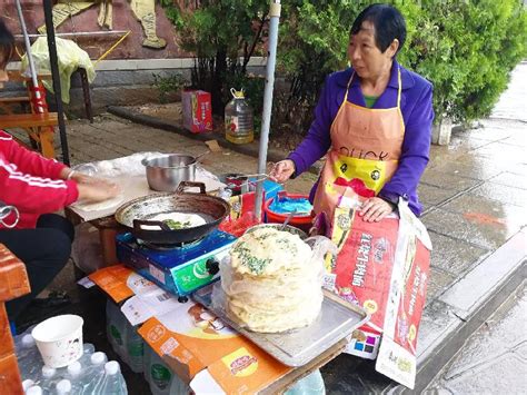 郑州街头卖传统火烧的小摊排起长队 人多时一饼难求-大河网