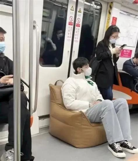 杭州一男子坐地铁自带沙发 地铁回应：无违禁 可进站_城市_中国小康网