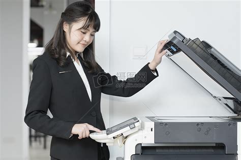 职业女性操作办公室打印机高清图片下载-正版图片500268755-摄图网