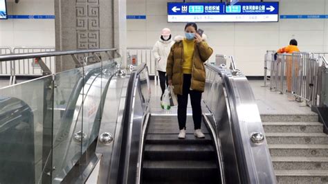 西安，新冠肺炎疫情期间，防疫人员正在地铁站喷洒消毒剂。—高清视频下载、购买_视觉中国视频素材中心