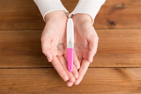 人手中的妊娠试验。高清摄影大图-千库网