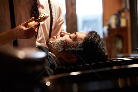 美发沙龙剃须理发师刮男客人高清图片下载-正版图片502091042-摄图网