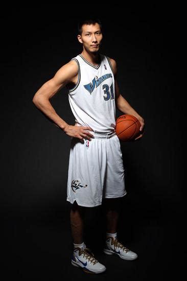 易建联NBA生涯宣传照，他永远是中国篮球的骄傲