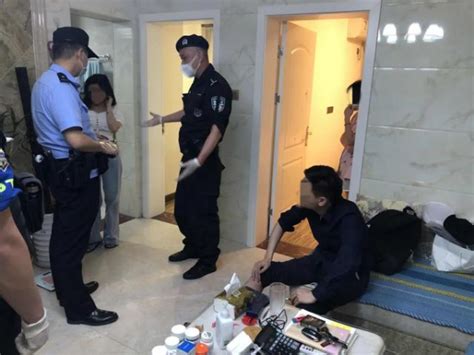 广西桂林一男子手持两把菜刀追砍民众，又对警察挥刀