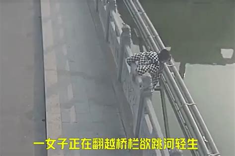 亳州一女子欲跳河 被路过的休班辅警一把抓住_凤凰网视频_凤凰网