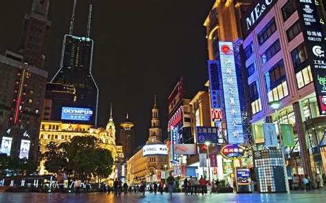2021上海南京路是世界上最著名、最繁华的商业街之一，也是上海开埠后最早建立的一条商业街，被誉为"中华..._南京路步行街-评论-去哪儿攻略