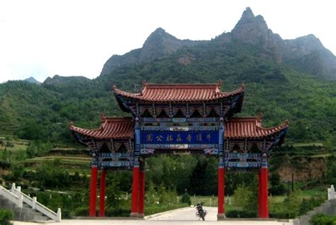 甘肃宕昌县古香古色的建筑，矗立在山顶的高庙山公园