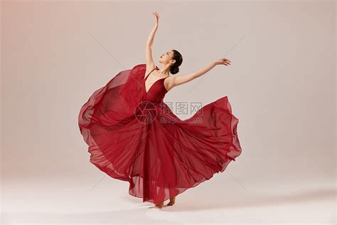 美女舞者舞动长裙裙摆高清图片下载-正版图片501739243-摄图网
