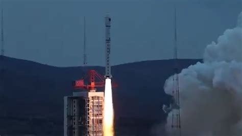 现场：我国成功发射宏图一号01组卫星 火箭拖焰尾呼啸升空_腾讯视频