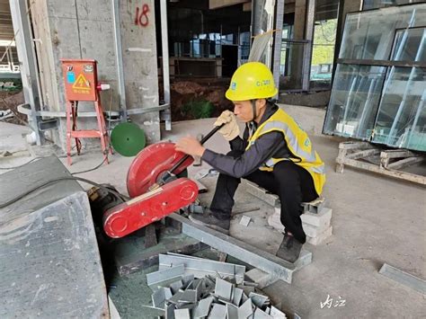 7月31日，在内江市人才综合体项目现场，工人正在切割钢材
