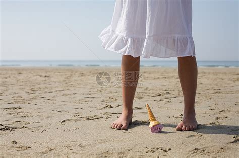 冰淇淋掉在海滩上的女孩高清图片下载-正版图片501500593-摄图网