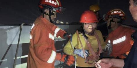 吊篮在百米高空摇晃，里面有两名被困工人！郴州消防紧急营救_手机新浪网