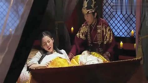 古代皇后大肚子疼生小宝宝视频：没想到皇后连生两位皇子