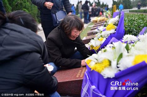 天津滨海新区爆炸百日 烈士陵园举行祭奠活动|爆炸|烈士陵园|天津_新浪新闻