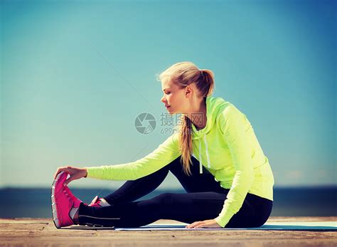 运动生活方式的女人户外运动高清图片下载-正版图片300810842-摄图网