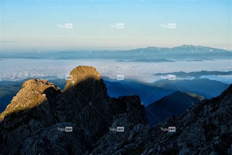云海中白山景色的照片素材免抠元素模板下载 - 图巨人