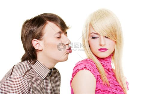 年轻男人想亲吻无法接近的金发美女高清图片下载-正版图片503554337-摄图网
