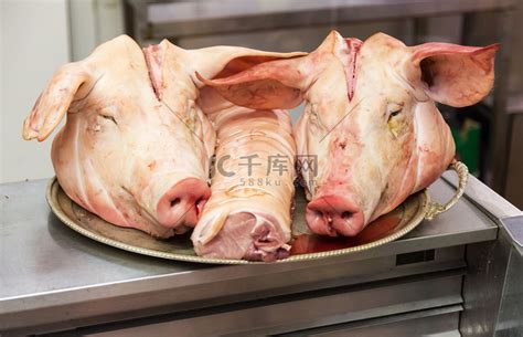 肉店托盘上的两只猪头高清摄影大图-千库网