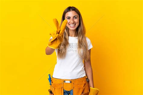 年轻女电工在黄色背景中被孤立的高清图片下载-正版图片503725647-摄图网
