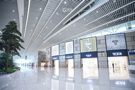 青岛胶东国际机场指廊模块化天窗自然通风采光解决方案