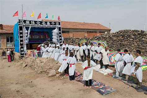 农村出殡，磕头大哥现江湖，葬礼礼仪是各地传承的一种特殊文化！_腾讯视频
