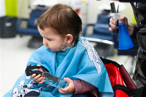 孩子正在准备理发孩子在理发店的第一次理发婴儿理发蹒跚学步为孩高清图片下载-正版图片506381686-摄图网